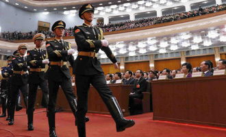 陆海空三军仪仗兵正步行进至主席台前