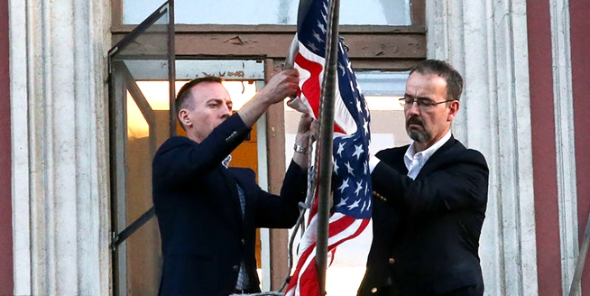 美国驻圣彼得堡领事馆遭关闭 工作人员摘下国旗