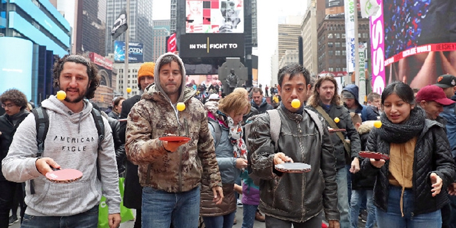 美國紐約時報廣場舉辦顛乒乓球比賽 慶祝世界乒乓球日