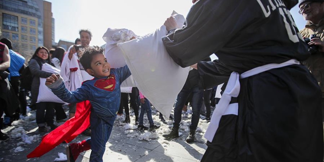 美國上演&ldquo;枕頭大戰&rdquo;