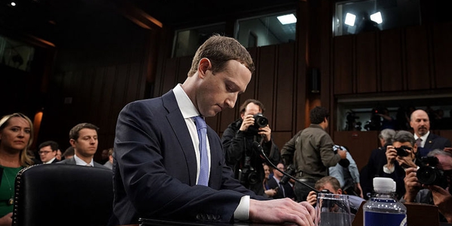 美国：脸书创始人扎克伯格向国会作证 被记者层层包围