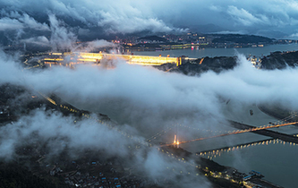湖北宜昌：雲霧繚繞夜三峽