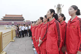 中国女排在天安门广场观看升国旗仪式