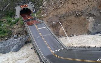 暴雨致四川茂县国道213线一处桥梁垮塌