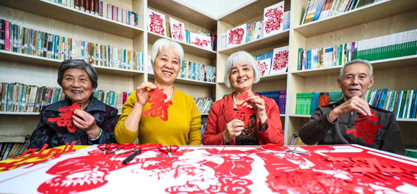 浙江德清：剪纸贺重阳 祝福送老人