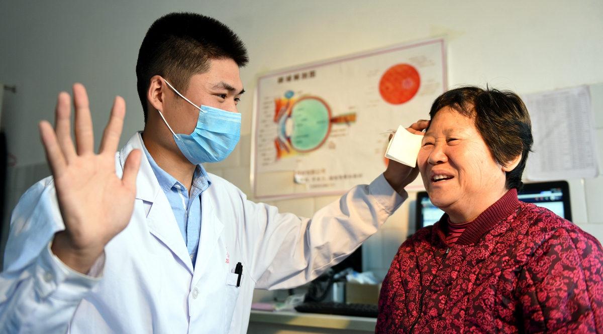 山东郯城：“扶贫光明行”为贫困老人送光明