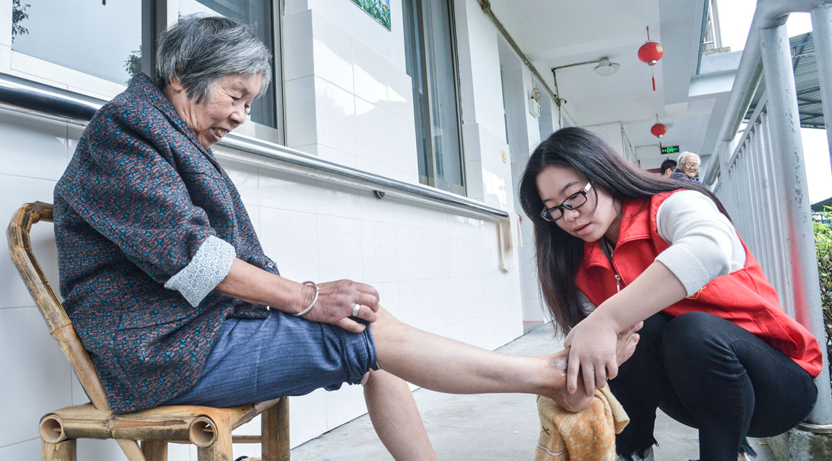 志愿者爱心结对“迎重阳”