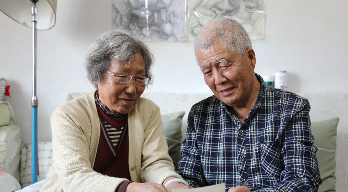 古稀老人重阳节“撒糖”：和你一起变老