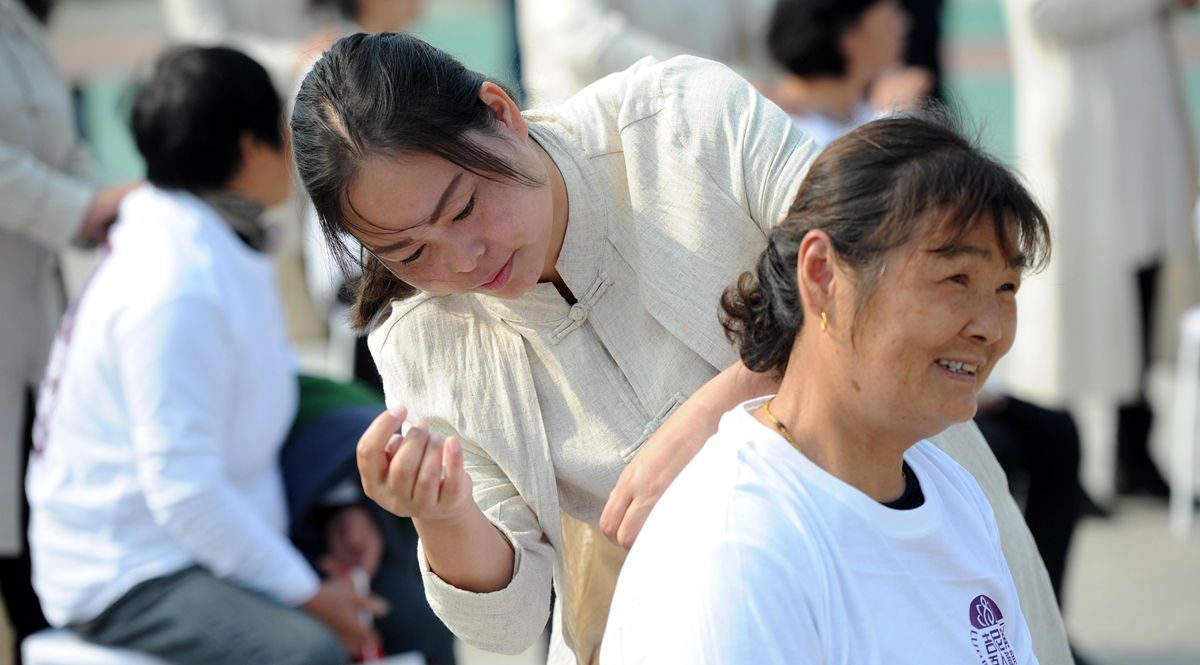 江苏扬州：为老人敲背过重阳