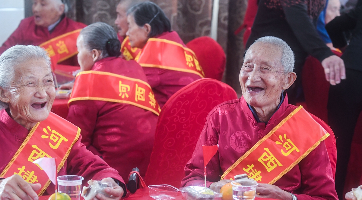 百名老人喜迎“孝心节”