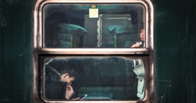 列车车窗里的归乡人