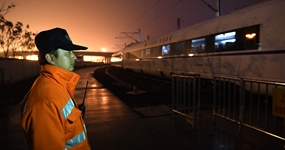 &ldquo;蜗牛&rdquo;动车司机的春运之夜