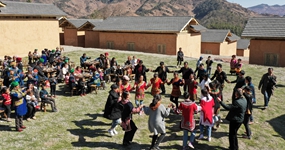 大凉山：彝族群众热闹搬新居