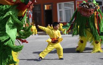 祖孙四代舞狮迎元宵