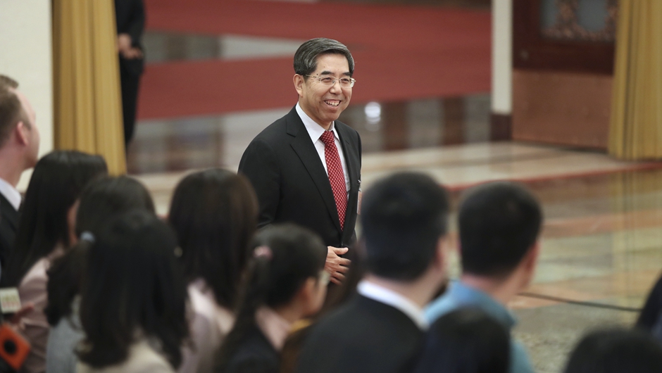 马建堂步入“部长通道”，准备接受采访