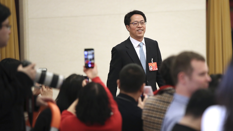 张晓明步入“部长通道”，准备接受采访