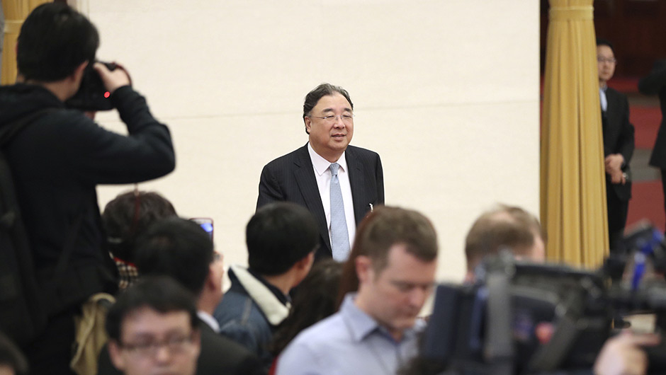 马晓伟步入“部长通道”，准备接受采访