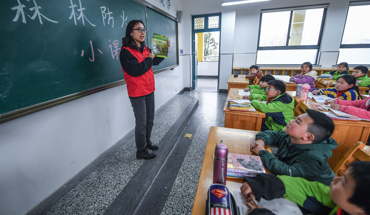 杭州：青年党员志愿者开展&ldquo;文明祭扫 森林防火&rdquo;活动