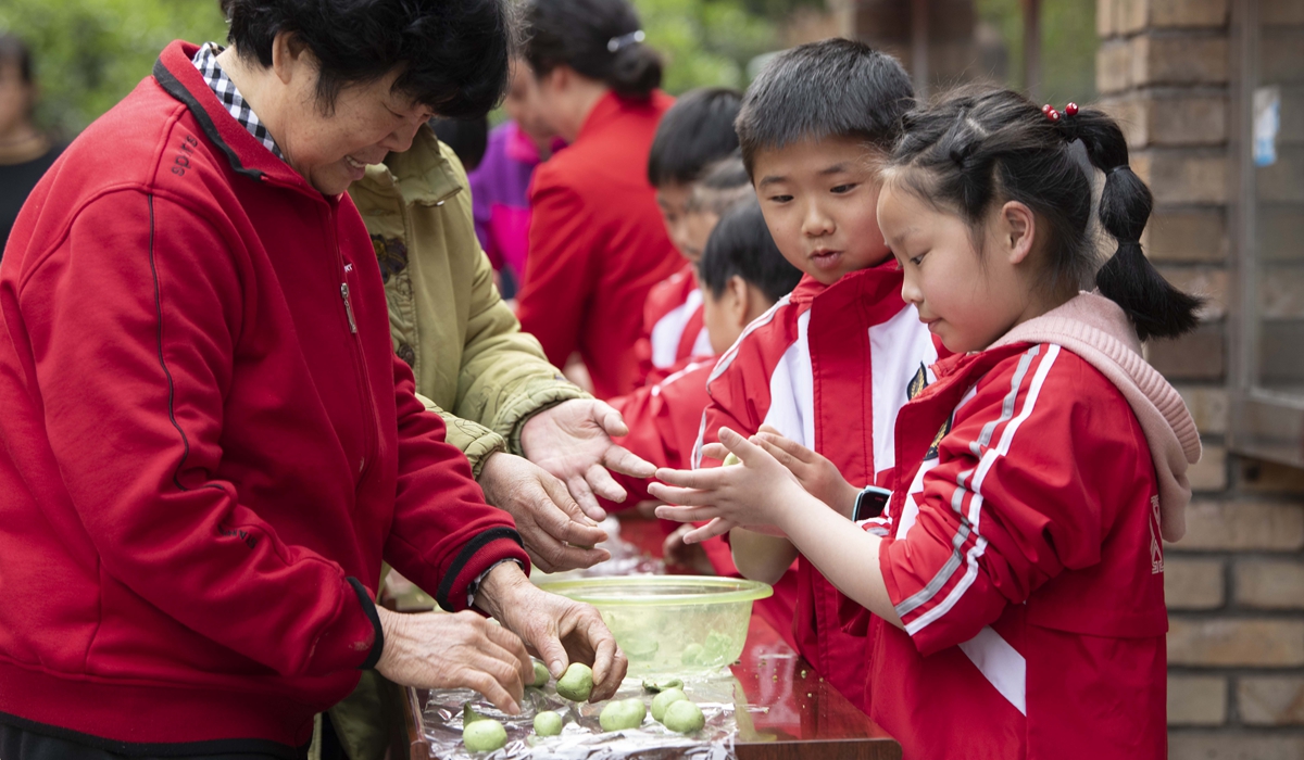 江西新余：清明近 包青果
