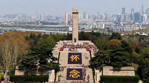 南京雨花台布置花坛&ldquo;怀念&rdquo;先烈