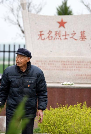 八旬守墓人：守护英灵71年