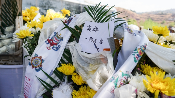 群众自发前往四川省西昌市殡仪馆悼念牺牲的扑火人员