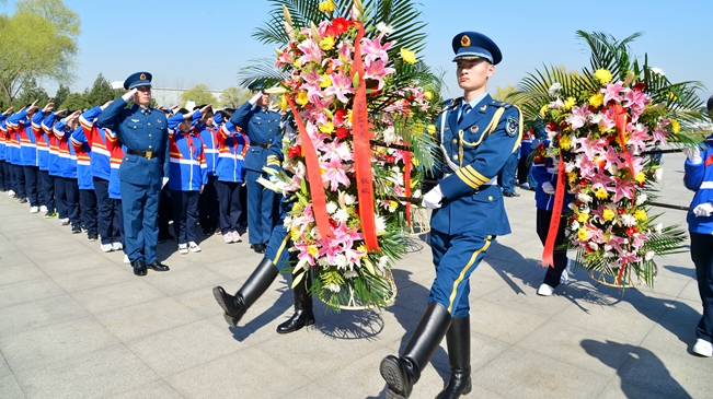 清明节前祭英烈