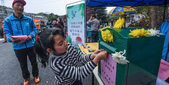 浙江湖州：志愿者倡导“清明”文明祭扫