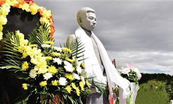 新华访谈 清明时节追忆&ldquo;草原劲松&rdquo;