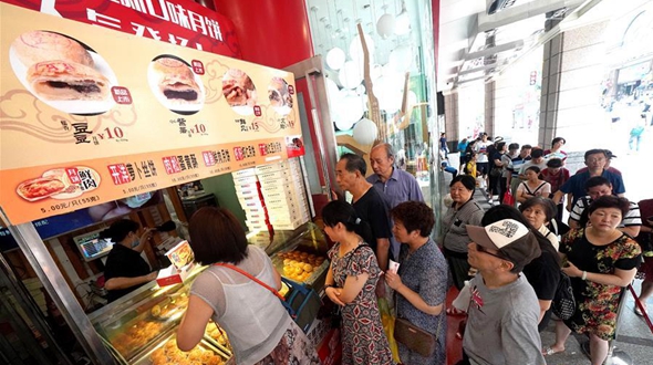 上海：中秋临近 月饼走俏