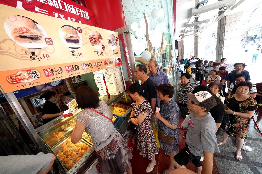 上海：中秋临近 月饼走俏