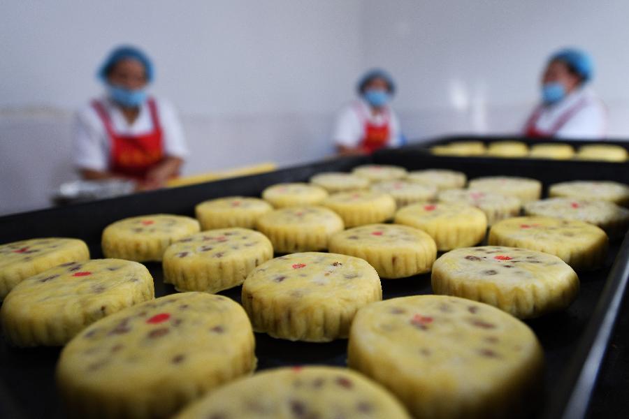 山西盂县：赶制月饼迎中秋