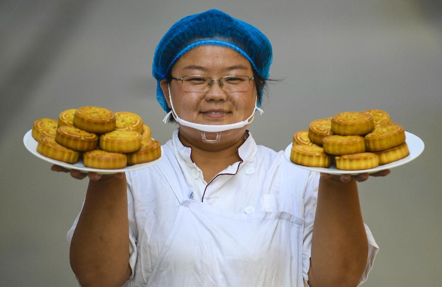 河北安平：赶制手工月饼迎中秋
