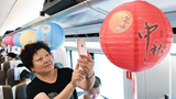列车上的&ldquo;中秋诗会&rdquo;