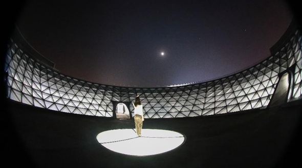 形似天文仪器的上海天文馆首次亮灯庆中秋