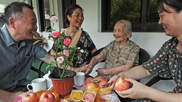 浙江南浔：中秋团圆老年城