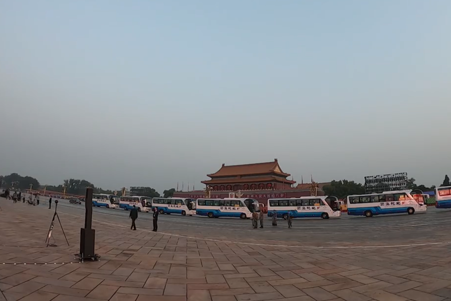 10月1日清晨的天安门城楼和长安街，灯火通明，正在准备庆祝大会的工作人员虽然紧张忙碌，但仍显得井然有序