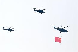 空中护旗梯队：护卫党旗国旗军旗飞过天安门广场上空