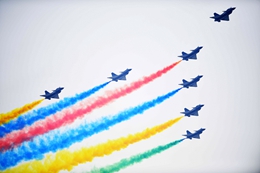 领队机梯队:七道彩烟为新中国庆祝生日