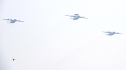 海上巡逻机梯队:海军新型信息作战力量首次集体亮相