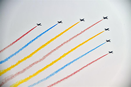 教练机梯队:彩练烘托壮美航迹