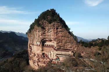 雪後初晴麥積山