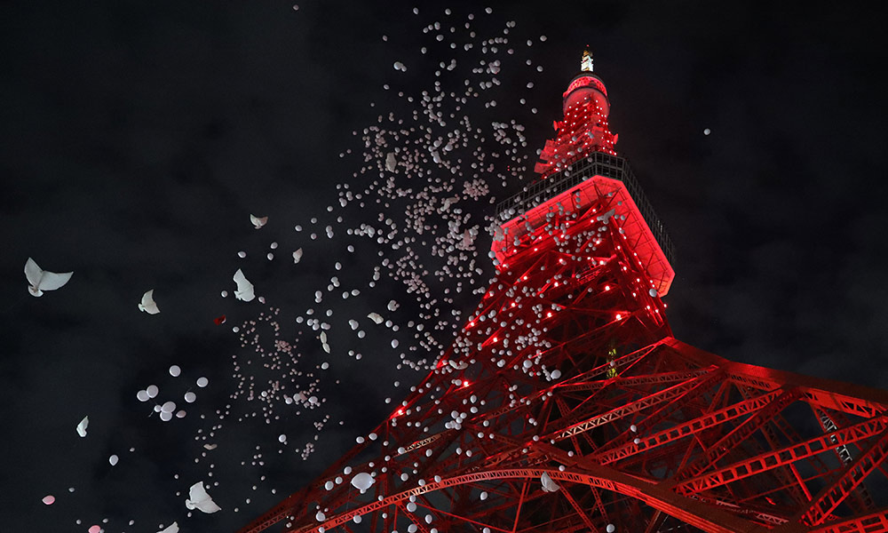 东京塔亮起“中国红”