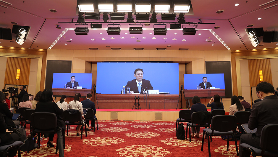 记者在分会场参加发布会