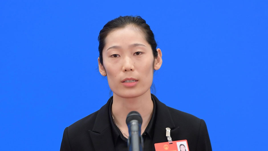 全国人大代表朱婷接受采访