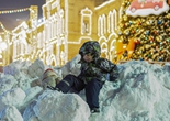 莫斯科迎来大雪红场成游乐场 儿童玩雪不亦乐乎