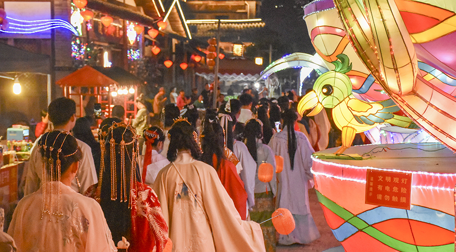 当灯会邂逅异次元 千年古镇繁华再现