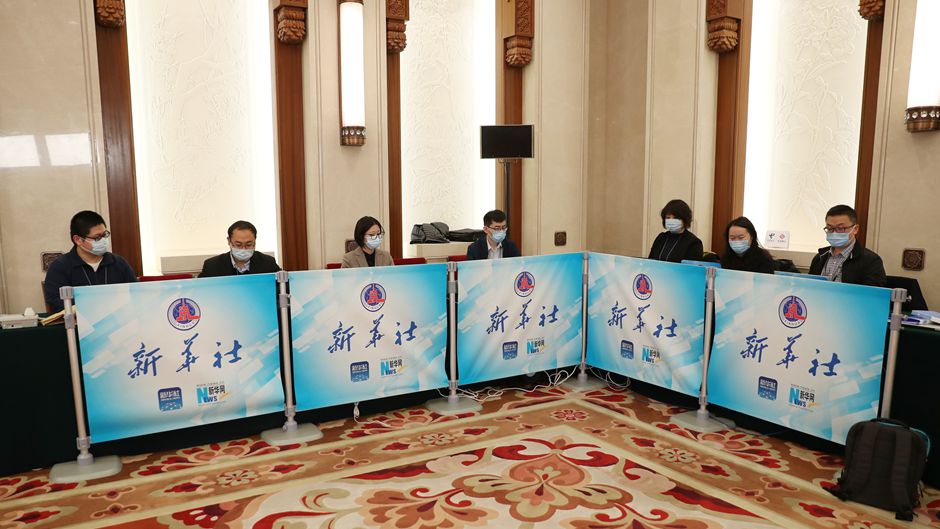 新华网记者在现场做直播准备工作