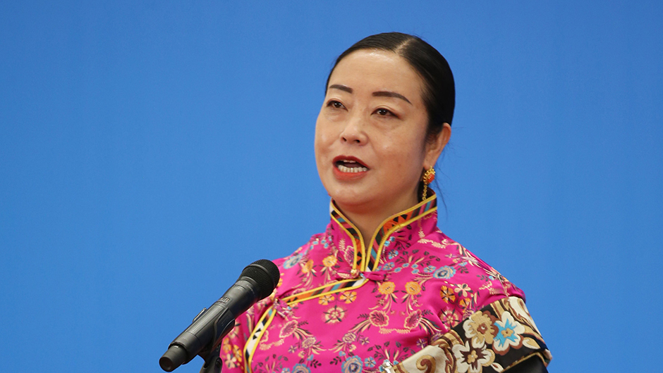 全国人大代表孔庆菊通过网络视频方式接受采访