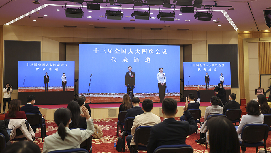 记者在分会场通过网络视频方式采访